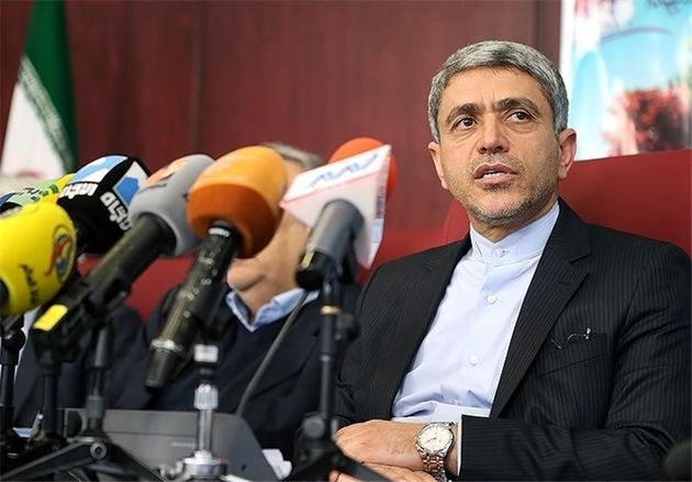 انتقاد وزیر اقتصاد از احیای برخی مجوزهای حذف شده