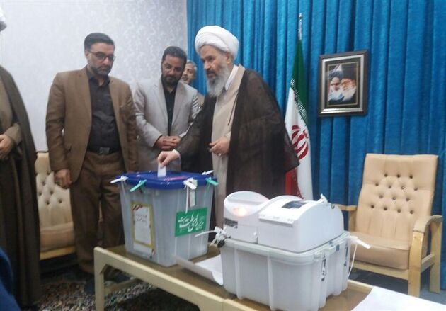 آیت‌الله نمازی رای خود را به صندوق انداخت‌