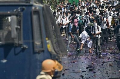 پلیس هند در کشمیر از گاز اشک آور استفاده کرد