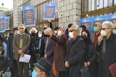 تجمع جمعی از هنرمندان تئاتر مقابل مجلس