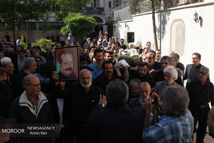 تشییع پیکر بازیگر سینما حسین شهاب از مقابل ساختمان شماره دو خانه سینما