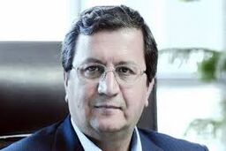 رئیس کل بانک مرکزی در یکی از مدارس تهران رای داد