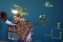 عکس/ یک تیپ عجیب در جشنواره فجر
