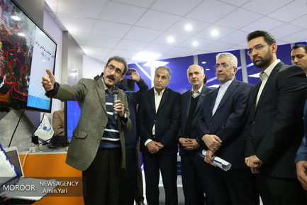 بازدید وزرای نیرو و ارتباطات از پژوهشگاه فضایی ایران
