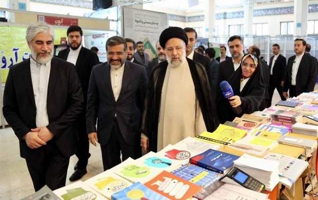 رئیسی از نمایشگاه کتاب بازدید کرد
