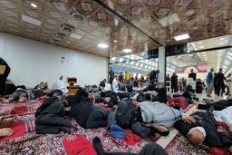 تاخیر ۱۷ ساعته پرواز نجف‌-تهران/ زائران در فرودگاه سرگردان شدند