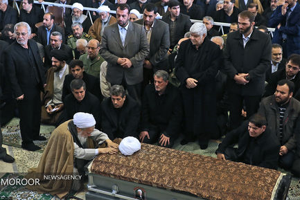 اقامه نماز بر پیکر آیت الله هاشمی رفسنجانی توسط مقام معظم رهبری
