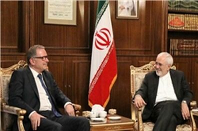 ظریف بر افزایش همکاری‌های دو‌جانبه از جمله همکاری‌های بانکی تاکید کرد