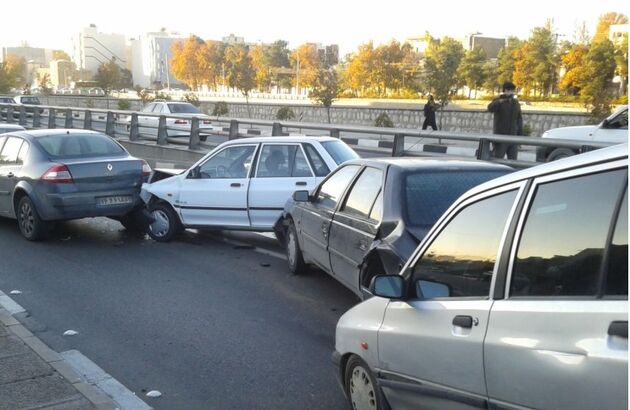 تصادف زنجیره ای در کمربندی شمالی اراک به علت یخ زدگی جاده
