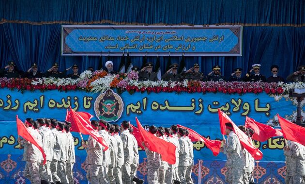 مراسم رژه نیروهای مسلح با حضور روحانی آغاز شد