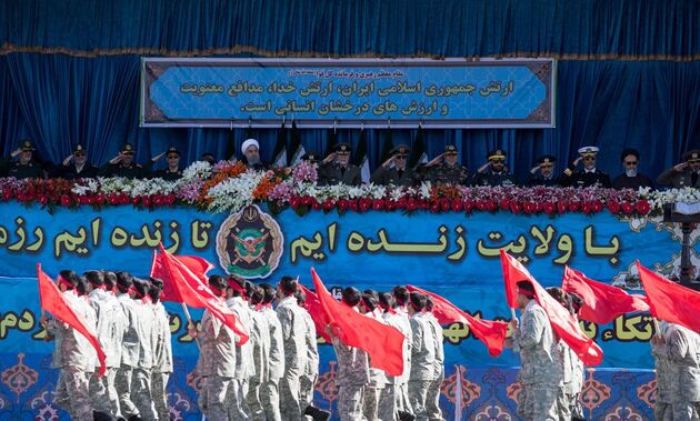 مراسم رژه نیروهای مسلح با حضور روحانی آغاز شد