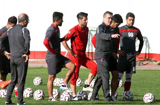 فرزندان شهدای مدافع حرم در تمرین پرسپولیس