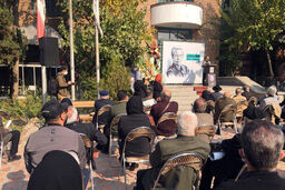مراسم وداع با زنده‌یاد کامبیز درمبخش در مقابل خانه هنرمندان برگزار شد