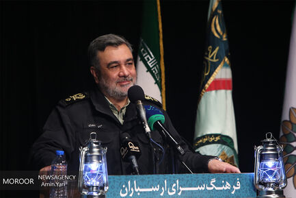رونمایی از کتاب مهران میخندد