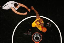 جیمز در بین ۱۰ بازیکن امتیازآور تاریخ NBA