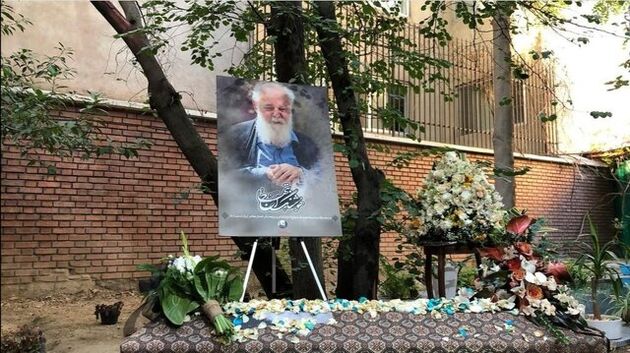 پیکر هوشنگ ابتهاج در مقابل تالار وحدت تشییع شد/ مراسم خاکسپاری در رشت برگزار می شود