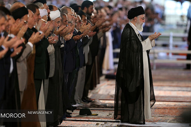  آیت الله خامنه‌ای نماز عید فطر را اقامه می کنند