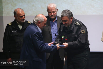 رونمایی از کتاب مهران میخندد