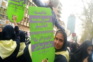  دانش‌آموزان با یاد شهیدان «فهمیده و حججی» در مراسم 13 آبان حضور یافتند