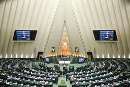جمعی از نمایندگان از تاسیسات فردو بازدید می‌کنند