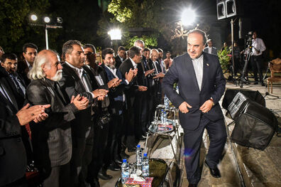 کری‌خوانی سرخابی‌ها و تشویق کی‌روش/ وزیر ورزش به ورزشگاه می آید