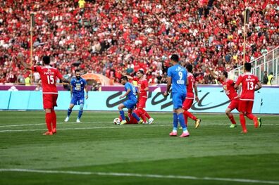 نتیجه بازی استقلال و پرسپولیس در نیمه نخست