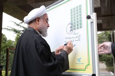 رونمایی از تمبر یادبود تلاشگران مبارزه با کرونا توسط رئیس جمهور