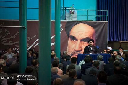 حضور، حسن خمینی، نوه بنیانگذار جمهوری اسلامی ایران و وزیر ارتباطات آقای محمدجواد آذری جهرمی در حسینیه جماران