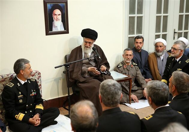 جمعی از فرماندهان نیروی دریایی ارتش با فرمانده معظم کل قوا دیدار کردند