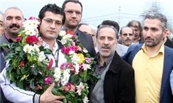 تقدیم 2 مدال جهانی قهرمان آملی به موزه آستان قدس رضوی