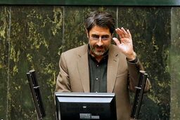 دولت مشکلات بازنشستگان و موضوع افزایش حقوق آنان را پیگیری کند