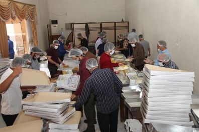 طبخ و توزیع بیش از ۲ هزار پرس غذای نذری بین نیازمندان