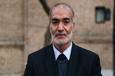 چون روز به روز تحریم‌ها بیشتر می‌شود باید از دولت حمایت کنیم