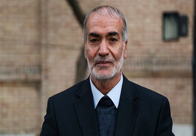 چون روز به روز تحریم‌ها بیشتر می‌شود باید از دولت حمایت کنیم