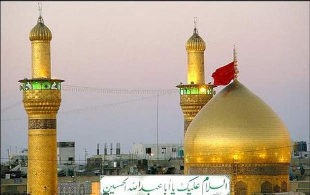 تعویض پرچم گنبد حرم امام حسین (ع) پس از پایان ماه عزاداری