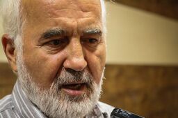 گوشت لخم وزارت نفت را به توتالی می‌دهند که ۶۰ میلیون دلار رشوه داده است
