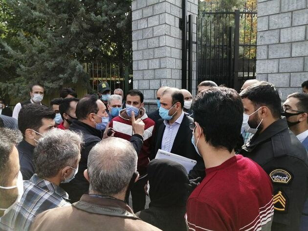 نیروهای قرارداد موقت وزارت نفت مقابل ساختمان مجلس تجمع کردند