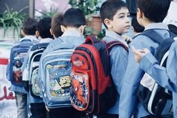 دانش آموزان بدون کیف و کتاب به مدرسه می روند
