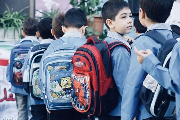 دانش آموزان بدون کیف و کتاب به مدرسه می روند