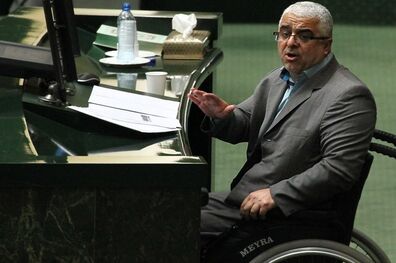 شریعتمداری خودش استارت مقابله با فساد واردکنندگان خودرو را زد