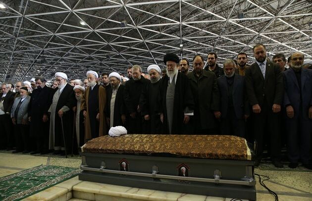 رهبر معظم انقلاب اسلامی بر پیکر مرحوم آیت‌الله هاشمی‌رفسنجانی نماز اقامه کردند