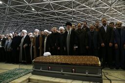 رهبر معظم انقلاب اسلامی بر پیکر مرحوم آیت‌الله هاشمی‌رفسنجانی نماز اقامه کردند