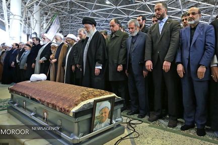 اقامه نماز بر پیکر آیت الله هاشمی رفسنجانی توسط مقام معظم رهبری