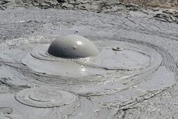 مشاهده هفت چشمه گل فشان در یکی از روستاهای بنذرک