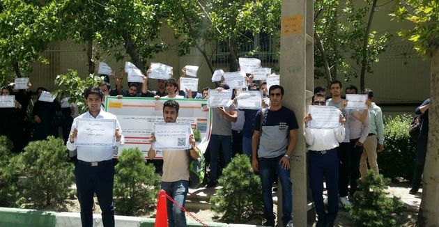 داوطلبان کارشناسی ارشد مدیریت کسب وکار مقابل وزارت علوم تجمع کردند