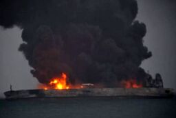 جزییات جدیدی از سانحه برخورد نفتکش ایرانی با کشتی باربر چینی/ جعبه سیاه نفتکش در عملیات نیروهای امداد چین پیدا شد