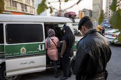 توضیحات پلیس در مورد پوشاندن یک زن با پتو