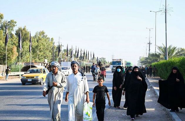حرکت زائران عراقی به سمت حرم امیرالمؤمنین (ع) با پای پیاده 