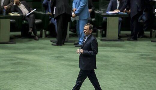 جهانگیری در صحن علنی مجلس حضور یافت