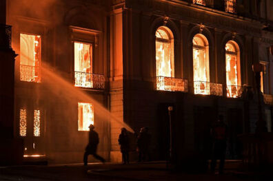  ۲۰۰ سال کار، تحقیق و دانش از دست رفت/ آتش سوزی در موزه ملی ریودوژانیرو